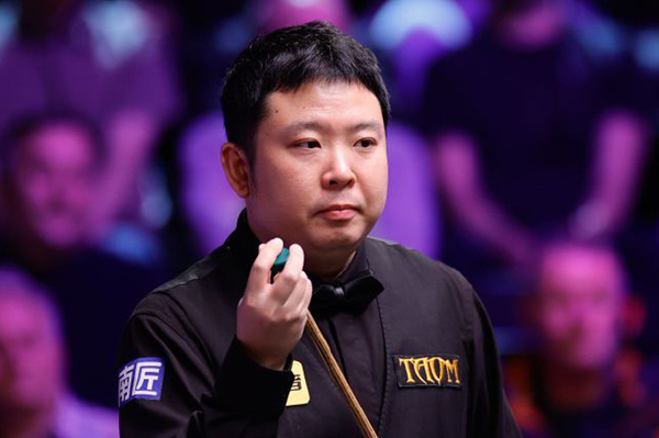 北京时间12月2日凌晨,2025斯诺克英锦赛正赛首轮继续在英国约克进行。一场焦点对决中,中国选手张安达在3-5落后的绝境下连救两个赛点,最终以6-5逆转15号种子加里·威尔逊,惊险闯入16强;1/8决赛他将与同胞赵心童上演“中国德比”。 比赛进程:五度平分,决胜局才见生死 开局互探:威尔逊打出单杆58分先声夺人,张安达随即回敬单杆87分、73分,以2-1反超。 中场胶着:第四局威尔逊多次上手扳平比分;休息归来他又凭借单杆52分、65分、91分,一度5-3拿到赛点。 绝境反击:背水一战的张安达先以83-35挽救一个赛点,第10局再轰单杆77分,5-5把比赛拖入决胜局。 决胜时刻:第11局两人均谨慎防守,威尔逊长台失准留下破绽,张安达上手打出单杆56分,最终以65-15锁定胜局,完成6-5绝杀。 数据盘点 张安达:全场3杆50+(87、73、77),1杆制胜,防守成功率78%。 加里·威尔逊:4杆50+(58、52、65、91),进攻火力略占优,但关键局失误致命。 赛后声音 张安达坦言:“3-5落后时我没想太多,只想把每一杆防守做好。最后能赢下来有些运气,但也证明坚持是有回报的。”谈到下轮与赵心童的“内战”,他希望“两人都能发挥出最好水平,为观众奉献精彩比赛”。 下一轮对阵 张安达 vs 赵心童(16进8,时间待定)。随着这场胜利,本届英锦赛已有斯佳辉、吴宜泽、庞俊旭、<a href=/tiyu_jingcai/dingjunhui/ target=_blank class=infotextkey>丁俊晖</a>、赵心童、张安达共6名中国选手跻身16强,刷新历史最佳战绩。