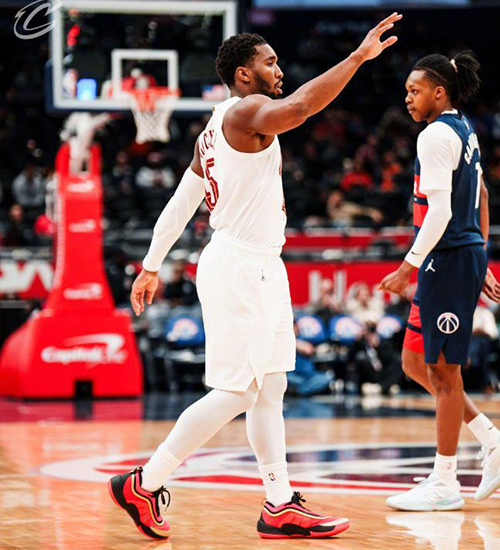 末节狂轰45分逆转!米切尔48分封神 骑士13连胜<a href=/lanqiu_jingcai/wizards/ target=_blank class=infotextkey>奇才</a>