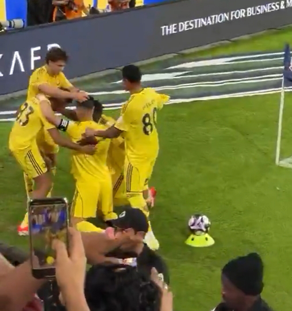 绝杀瞬间！<a href=/shijieqiuxing/zuqiu_jingcai/122.html target=_blank class=infotextkey>菲利克斯</a>给C罗戴上“胜利信物”，C罗跳舞回应嗨爆！