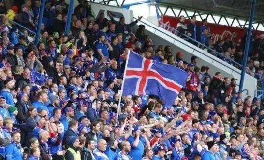 冰岛队虽然人口不多,但是球迷也是非常给力